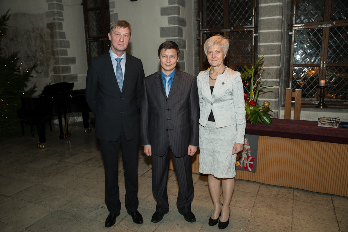 ENFTA president Kaidu Jalakas, aselinnapea Mihhail Kõlvart ja maailmameister Heli Jalakas